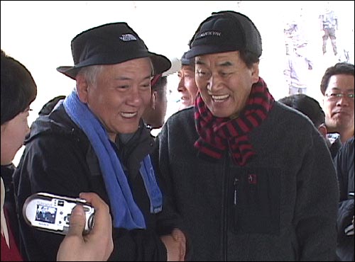 지난 2006년 1월 30일 오전 당시 김한길 열린우리당 원내대표와 이재오 한나라당 원내대표가 북한산 대동문에 올라 '산상합의문'을 발표한 후 악수를 하고 있다.